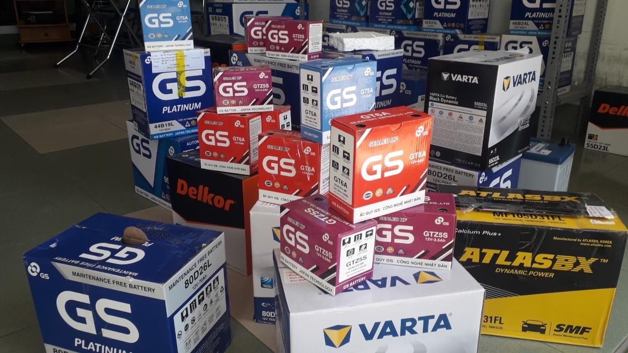 Hình ảnh ắc quy xe máy GS bên trong cửa hàng Ắc Quy 69.